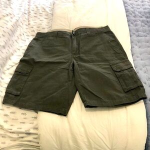 Slightly used pair of cargo vintage army green shorts in size 36.